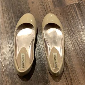 Steve Madden Tan / Nude Flats